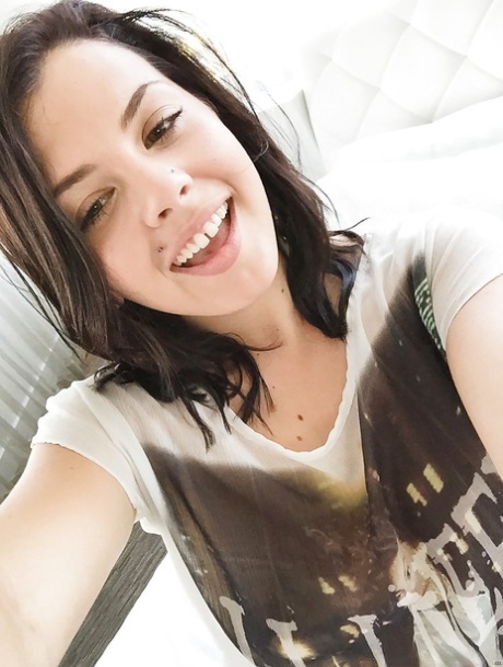 Брюнетка Кейша Грей играет со своим потрясающим телом и тугой киской 3