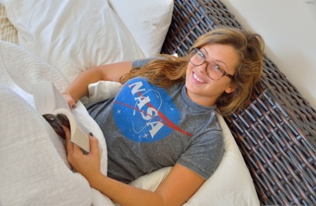 Великолепная пухленькая подросток демонстрирует свои идеально круглые натуральные сиськи 3