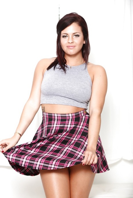 Брюнетка-подросток Кейша Грей освобождает большую подростковую грудь от свитера 6