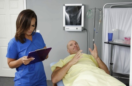 Порнозвезда Келси Монро принимает сперму на сиськи от большого члена после снятия униформы 1