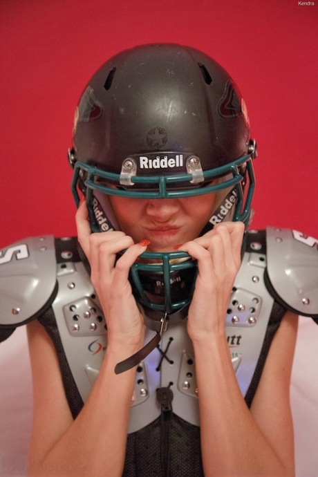 Непослушная девочка-подросток снимает свой спортивный лифчик и трусики, чтобы позировать обнаженной 9