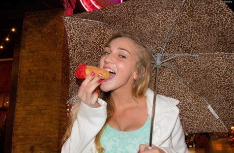 После долгих поддразниваний молодая блондинка обнажает свои красивые дыни 6