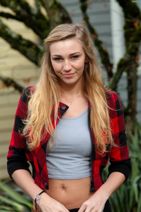 Симпатичная блондинка в штанах для йоги раздвигает свою тугую киску на открытом воздухе 12