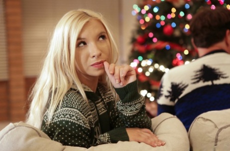 Рождественский секс втроем с красивыми малышками-подростками Энджел Смоллс и Кензи Ривз 7