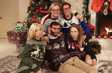 Рождественский секс втроем с красивыми малышками-подростками Энджел Смоллс и Кензи Ривз 1