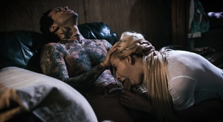 Татуированная брюнетка занимается сексом со своим парнем после того, как он закончил трахать блондинку 2