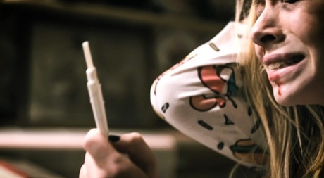 Три девушки доставляют удовольствие друг другу, когда их не трахает их приятель 15