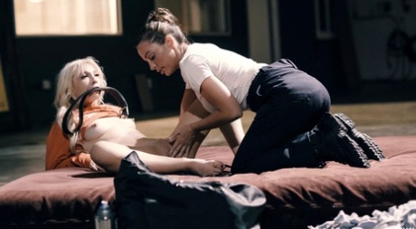 Худенькую блондинку Кензи Ривз принуждает к лесбийскому сексу полицейская Эбигейл Мак 7