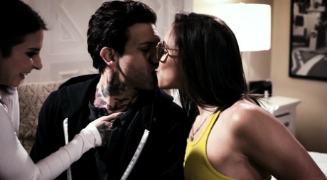 Три девушки доставляют удовольствие друг другу, когда их не трахает их приятель 1