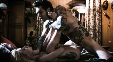 Татуированная брюнетка занимается сексом со своим парнем после того, как он закончил трахать блондинку 4