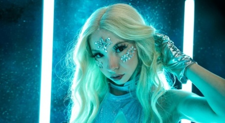 Миниатюрная блондинка Кензи Ривз сама моделирует перед неприятным сексом из жопы в рот 5