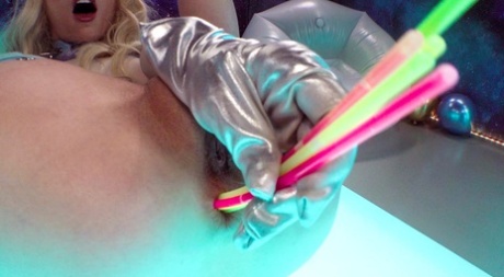 Миниатюрная блондинка Кензи Ривз сама моделирует перед неприятным сексом из жопы в рот 8