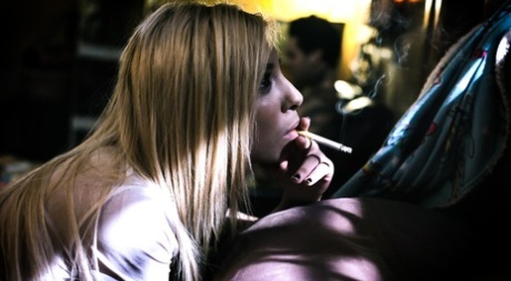 Татуированная брюнетка занимается сексом со своим парнем после того, как он закончил трахать блондинку 1