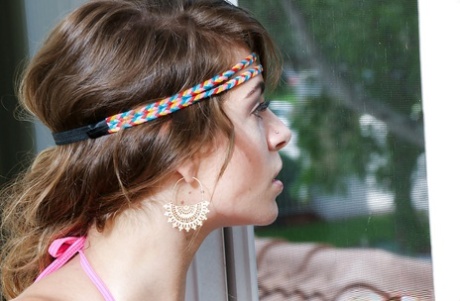 Молоденькая блондинка Кимми Грейнджер моделирует соло в ярком бикини 11