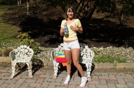 Кудрявая девушка-подросток Кимми Грейнджер мочится на камни внутреннего дворика 3