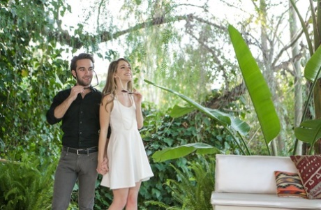 Великолепная Кимми Грейнджер голышом сосет твердый член своего парня в бассейне на улице 1