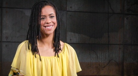 Миниатюрную чернокожую девушку Киру Нуар принуждают к грубому сексу, пока ее сдерживают 2