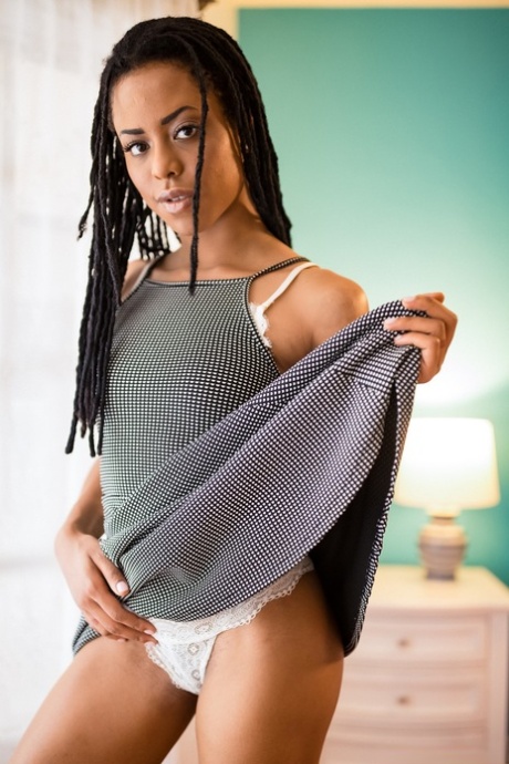 Длинноногая соло-модель скрещивает свои голые ноги, когда полностью раздевается 5