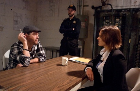 Рыжеволосый правительственный агент работает под прикрытием в качестве секс-рабыни 1