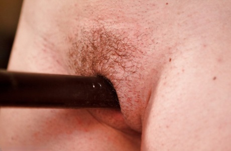 Пышная мамаша Крисси Линн испытывает пытку раздвиганием рта и сосков 4