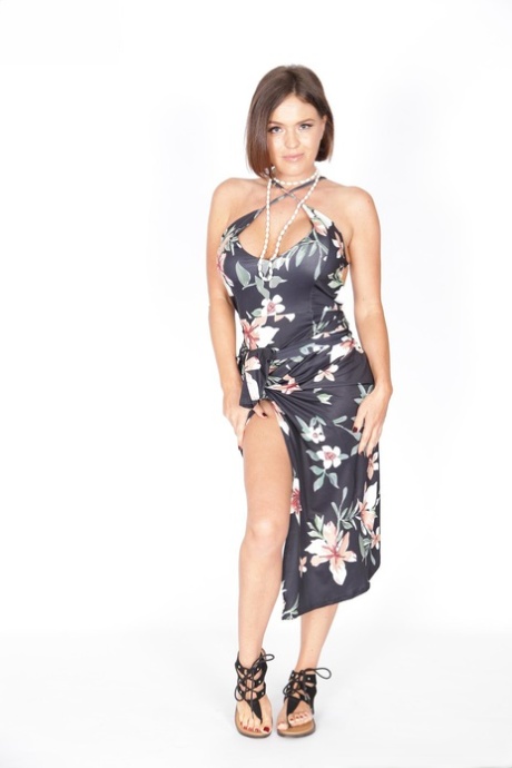 Длинноногая белая девушка берет его в задницу во время межрасового секса ММФ 1