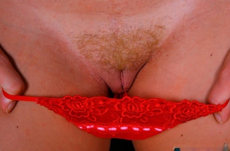 Грудастая красотка Крисси Линн раздевается топлесс и выскальзывает из красных кружевных трусиков 14