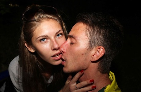 Любительская цыпочка занимается жестким аналом на футоне в позе раком 5