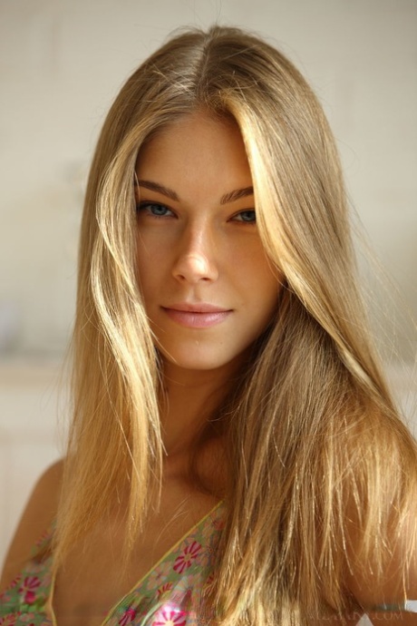 Красивая молодая модель Кэтрин А демонстрирует сексуальные ножки перед тем, как раздеться догола 3