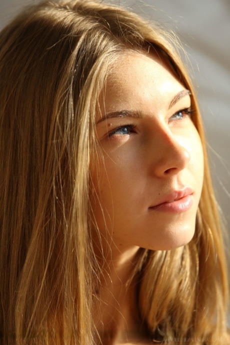 Красивая молодая модель Кэтрин А демонстрирует сексуальные ножки перед тем, как раздеться догола 9