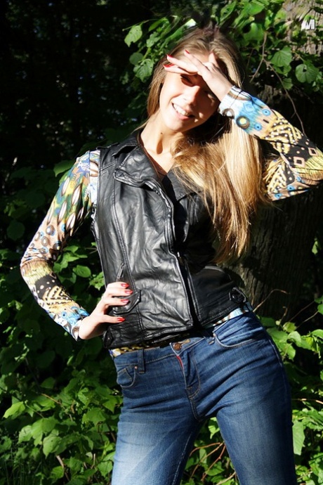 Стройная любительница обнажает свои маленькие сиськи в синих джинсах во время домашнего действа 2