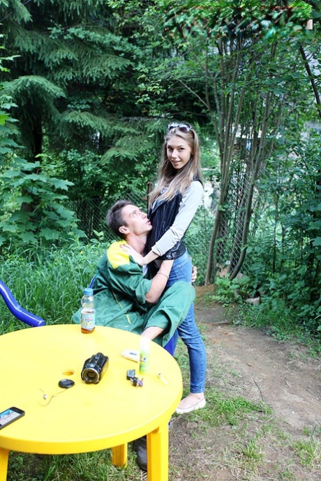 Любительская цыпочка занимается жестким аналом на футоне в позе раком 1