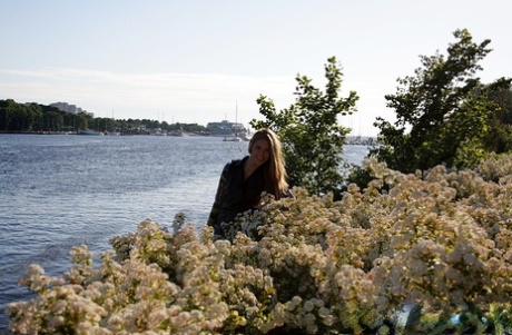 Стройная любительница обнажает свои маленькие сиськи в синих джинсах во время домашнего действа 7