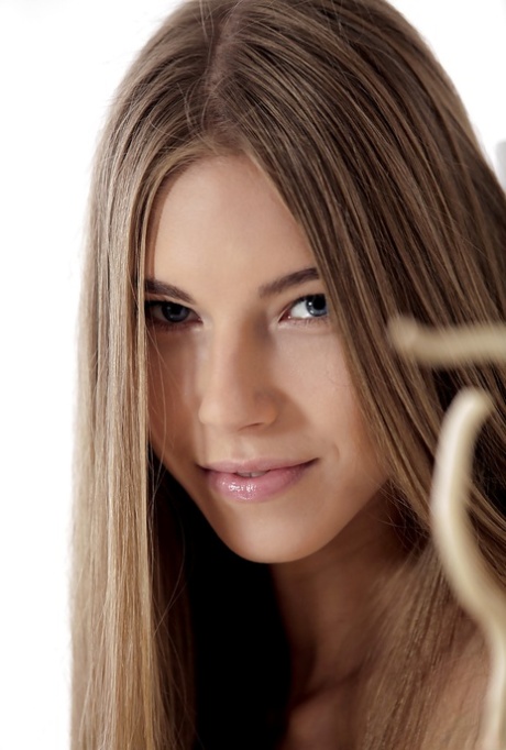 Молоденькая красотка показывает шикарную попку и бритую киску для сеанса мастурбации 5