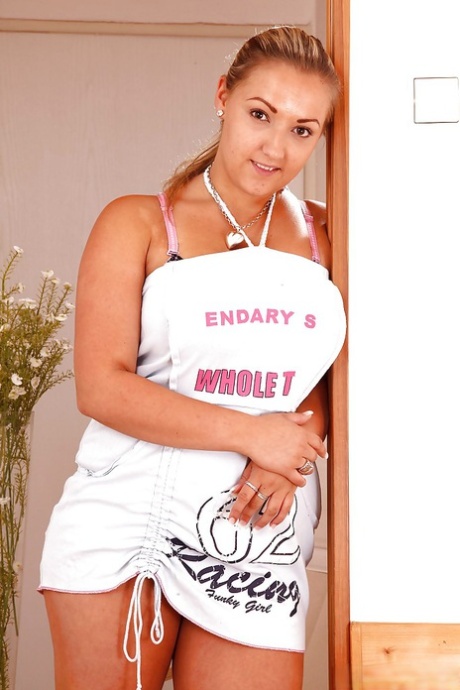 Красотка с потрясающими сиськами и прекрасной попкой по-крупному наслаждается игрушками в киске 1