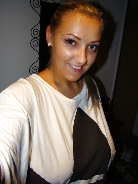 Пухленькая блондинка-подросток с массивными дынями раздевается и представляет себя 2