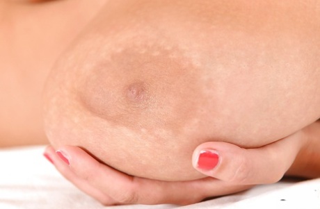 Европейская толстушка Кристал Свифт теряет огромные упругие сиськи перед мастурбацией 4