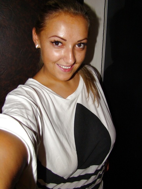 Пухленькая блондинка-подросток с массивными дынями раздевается и представляет себя 1