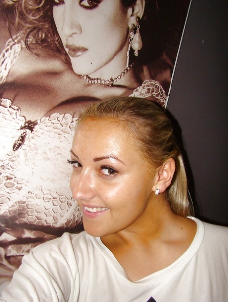 Пухленькая блондинка-подросток с массивными дынями раздевается и представляет себя 3