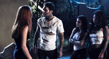 Новоиспеченная вдовица занимается сексом со своим покойным мужем, когда он возвращается в виде зомби 9