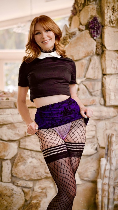 Девочки-подростки Лили Ларимар и Лейси Леннон принимают сексуальные позы во время акции без обнажения 8