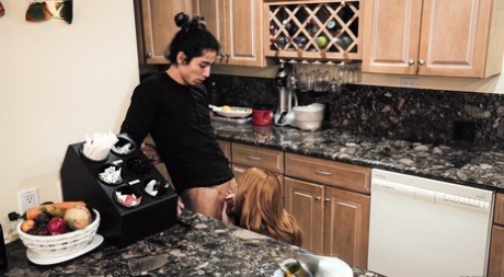 Рыжеволосая женщина Лейси Леннон щеголяет спермой после секса со своим пасынком 4