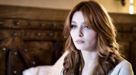 Натуральная рыжеволосая Лейси Леннон занимается сексом на кровати со своей целующейся кузиной 6