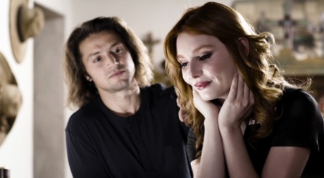 Натуральная рыжеволосая Лейси Леннон занимается сексом на кровати со своей целующейся кузиной 1