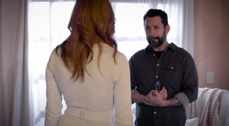 Натуральная рыжеволосая Лейси Леннон занимается сексом на кровати со своей целующейся кузиной 7