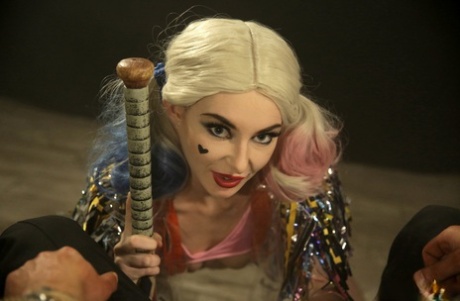 Белокурая молоденькая Лейси Леннон лижет член перед сексом раком в костюме для косплея 7