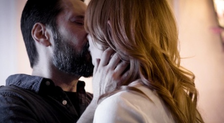 Натуральная рыжеволосая Лейси Леннон занимается сексом на кровати со своей целующейся кузиной 8