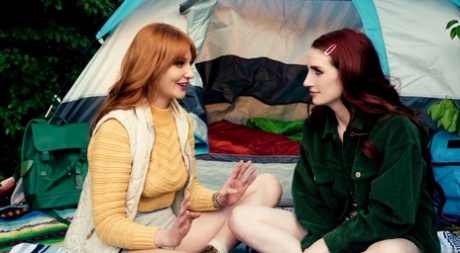 Лейси Леннон и Ария Карсон - соседи, которые решили вернуться на природу для 2