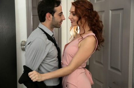 Сексуальная рыжеволосая Лейси Леннон освобождается от своего платья перед половым актом 1