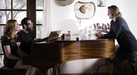 Натуральная рыжеволосая Лейси Леннон занимается сексом на кровати со своей целующейся кузиной 3