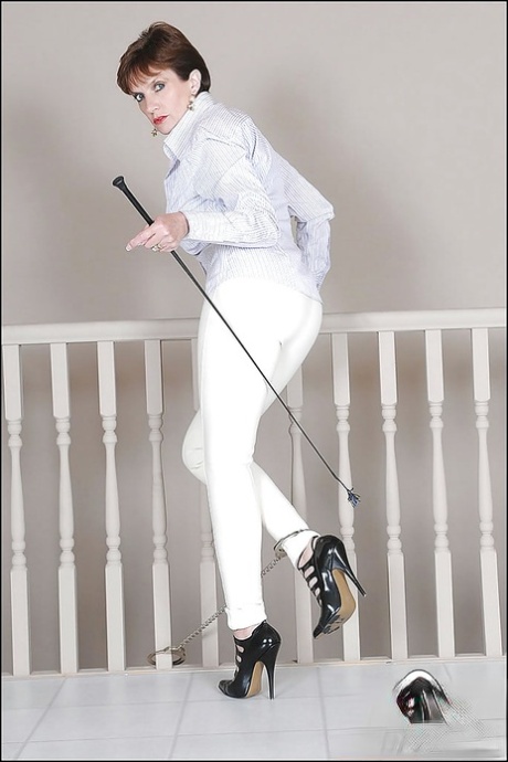 Зрелая фетишистка на высоких каблуках обнажает свою сексуальную попку и лысую киску 2